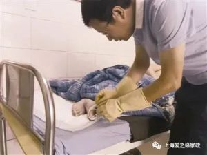上海请保姆照顾病人24小时多少钱？