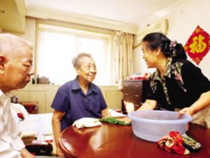 请一个住家保姆照顾老人多少钱